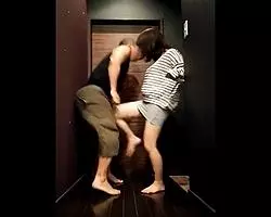 【金蹴り】個人撮影　「足開いててね♪」細い脚から繰り出される破壊力満点の膝蹴りでM男が悶絶ダウンを連発！