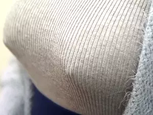 爆乳人妻がラフな格好でノーブラのままコンビニに行ったらセーターの上から乳首が浮き出て丸見えに！たまらず興奮した痴漢に襲わ
