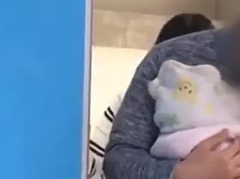 &laquo;外見える!?|デカチン&raquo;「入れるのは&hellip;」子持ちの人妻がデカチン男性の悩み相談でそのまま不倫！無料で見れちゃうR18映像