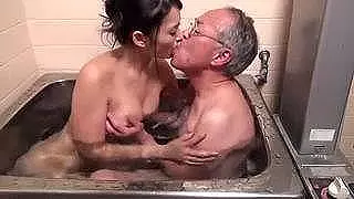 【人妻義父】妻すぐエロい行為を求めだすお爺ちゃんに美乳ボディで対応する