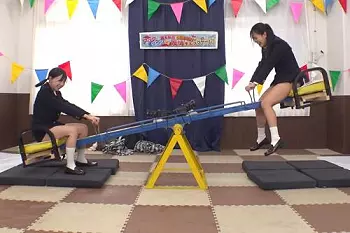 『ﾔﾊﾞｲﾔﾊﾞｲﾔﾊﾞｲ！イキそう！』先に5回潮を噴いたら勝ち！学校帰りの仲良しJKがディルド挿入したままシーソー対決
