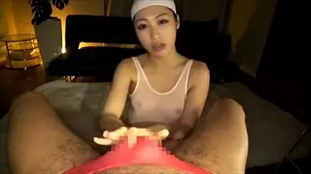 スケスケの水着で、男を誘惑する女。