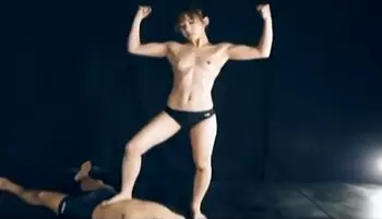 筋肉質の女レスラーが強すぎて男は何もできずやられるがまま・・・