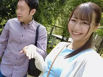 『ここなら大丈夫かなぁ~…♡♡』セックスレスな清楚な人妻が、童貞君とデートでパンツを見せたりと挑発