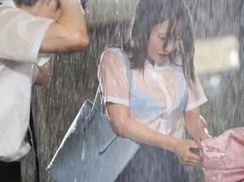 【女教師】「ここでじゃダメだってば&hellip;」新人女教師の雨に濡れた姿に欲情した生徒の性欲が暴走する教室内着衣セックス！