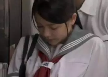 通学中に知らない男にイタズラされる女子学生
