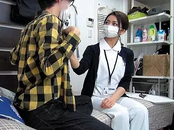 【素人ナンパ】動画配信者が美人ナースと制服プレイを生配信！Noと言えない性格で服を脱がされスレンダー体曝して騎乗位！