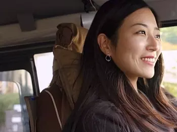 【美熟女が野外露出エッチで興奮】人妻が乳首責めやクリ責め、クンニされ喘ぎ声が漏れる&hellip;ノーハンドフェラの後は&hellip;【エロ動画】