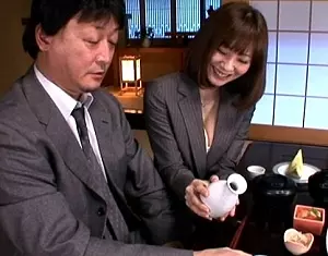 【騎乗位顔射】自慢の神乳ボディを駆使して営業ついでに勃起させ挿入ねだる女性社員