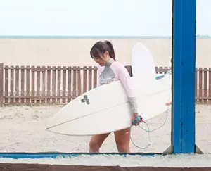 サーフィンもエッチも大好き露呈！次第に股間を濡らし孕ませられちゃう女子