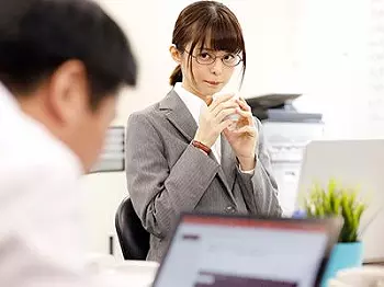 【上司×後輩】メガネ後輩ちゃんに誘惑されてしまう上司!!地味な見た目に隠された淫乱な本性がヤバ過ぎるwww