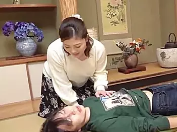 ☆エロドラマ・家庭内欲情｜母子相姦・西山あさひ☆『ねぇ～！』全然起きない熟睡息子 剛毛マンコでノーパン顔騎するママですョ