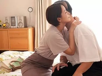 【人妻熟女】夫とケンカして途方に暮れた奥さんと居酒屋で意気投合した若い学生&hellip;合カギ渡して密会不倫に夢中な美魔女おばさん