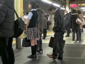 痴漢レイプin満員電車...勃起チンポセンズリ鑑賞させてアイドル級可愛いロリ美少女JKをムラムラさせてみたｗｗｗ！