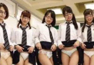 男子生徒の少ない学校でお勉強のできるエロ女子たちが男子生徒を誘惑しまくり喰いまくる!♥とってもあぶないお昼休み♥