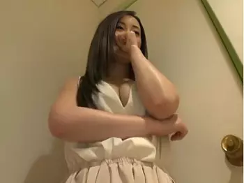 『お店には絶対内緒ですょ&hellip;❤』エッチが好きすぎておっぱい谷間強調して美容室の客を誘惑する美人な顔してドスケベな美容師さん