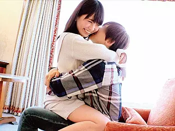 馬乗り性交&hearts;素人女子大生が童貞君のために腰フリ騎乗位。&rarr;中出しセックス。