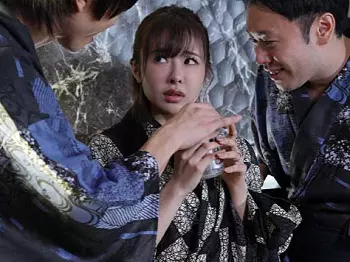 【人妻レイプ】旦那と訪れた旅館で若者に襲われ集団レイプ&hellip;無理やり強姦で大量潮吹き失禁で連続イキの乱交セックスでNTR墜ち