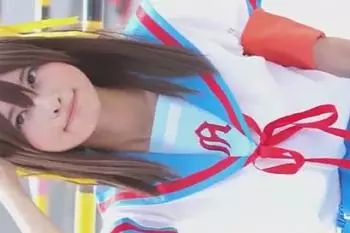 涼宮ハルヒのコスプレイヤーのスカート内を撮影しちゃった動画