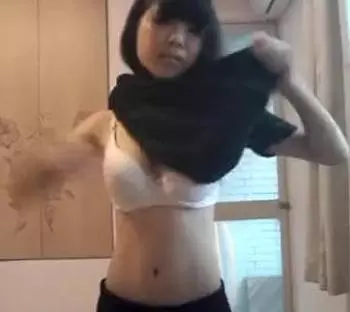 少女の服脱ぎ自撮り映像ｗ1枚ずつ全裸になるまで脱ぎます！