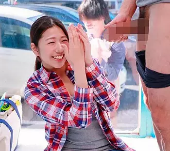 【マジックミラー号】「本当に大きい&hellip;」夫と子供が外で待っているのに！デカチン男と不倫SEXしてしまう美人妻！【寝取られ】