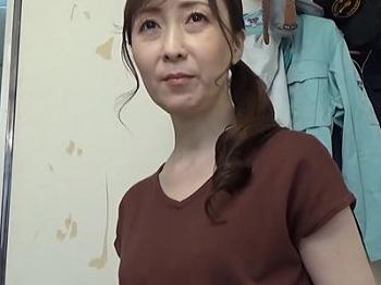 【熟女】おばさん家政婦を自宅に呼び盗撮隠し撮り⁉40代美魔女美女人妻が裸エプロンに着替え、ハメ撮りするエロ不倫セックス‼