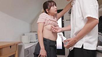 【小那海あや】妊娠中の嫁が先輩ママに搾乳機の使い方を教わっている！カワイイ乳首にち●こビイイン！寝取りしてしまう（笑