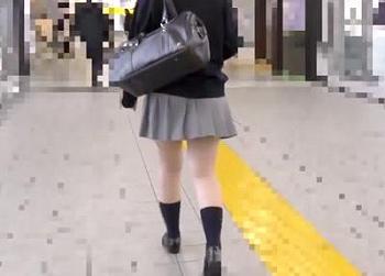 駅で見つけたミニスカ制服美少女を尾行！電車内での大胆な痴漢行為を撮影！