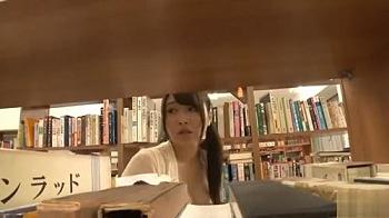 図書館で隣の席に変な男が…付きまとわれてそのまま図書館内にて襲われてしまう美人お姉さん