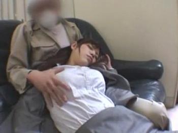 睡眠薬　昏睡　レイプ 昏睡レイプ】自宅に来た業者の男たちに無理やり睡眠薬を嗅がされ気絶させられる美人OL！スーツを脱がされ意識のない内に凌辱 - 動画エロタレスト