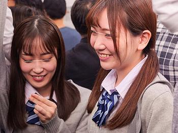 【JK痴漢で大興奮！】 制服美少女が電車内でヤラれまくり！ 友達の前で敏感おマ○コを責められ、潮吹きしちゃう♡ 恥ずかし
