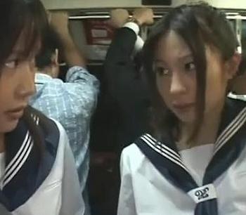制服姿の奇麗なJKをバスで痴漢ｗ触られて感じてしまう少女！シコシコ必須のエロ動画