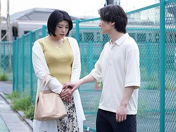 【友達の母】経営者夫婦の旦那とセックスレスな美熟女おばさんが息子の友人から想い告げられ…性欲解放してイキまくるお母さん