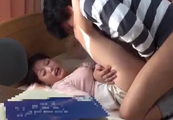 【中出し】可愛い巨乳家庭教師を押し倒し犯す！巨乳を揉まれ生で膣内射精エロ動画！ - 動画エロタレスト