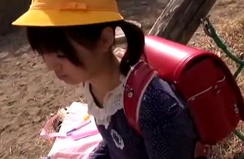 ※危険物注意「お嬢ちゃんイイものあげよっか」小●生に声かけ連れ込み‥幼オメコに大人の勃起した肉棒をメリメリ挿入の猥褻映像