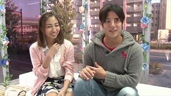大学生がミニスカートでベッドに横たわり、カメラで撮影される。