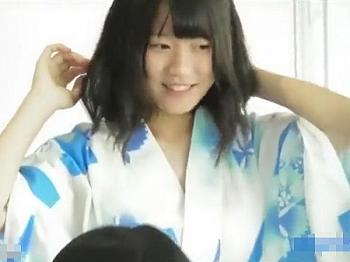 hd盗撮動画 アイドル級の激カワ美少女jdの浴衣の胸チラ無断撮影 奇跡的にオッパイが見えているw