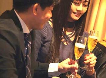 ＜明日葉みつは！＞「乾杯&hellip;」極美女キャビンアテンダントの幼馴染に再会！1泊2日で痴女られちゃうぞ！！！