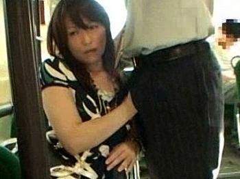 熟女バスで手コキ 熟女痴漢】バスに乗っている淫乱熟女に勃起チンポを擦り付けてバス内で手コキフェラしてもらう - 動画エロタレスト