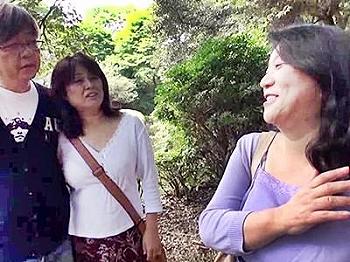 北海道　乱交 四十路五十路の熟女ナンパ！『積極的ねえ♥』北海道の観光名所で人妻スワッピング！熟年夫婦と即ズボ乱交SEX！！ - 動画エロタレスト