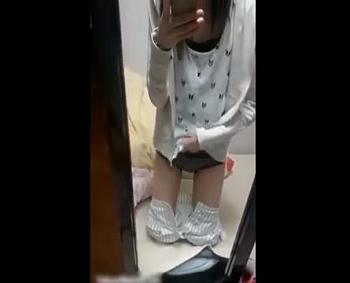 幼い女の子が鏡越しにオナニーを自撮り！彼氏に送った動画が流出