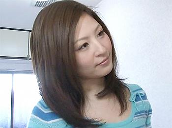 エロい兄嫁が義弟を誘惑してキスして尻コキで興奮させて目の前でオナニーをしてクンニさせるとチンポを咥えフェラ抜きする！