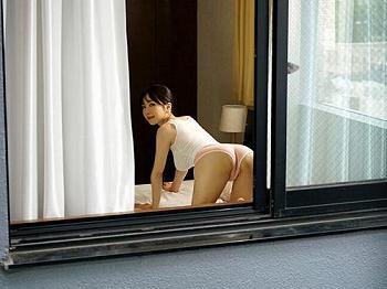 【痴女】向かいに住むお姉さんに見とれて勉強出来ない受験生...誘われるままに部屋を訪ね彼氏に内緒でフェラチオされて密会性