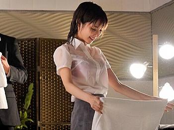 【相部屋NTR】出張先が大雨で帰れず巨乳女上司と童貞部下が相部屋に…濡れ透け下着姿で誘惑したら絶倫チンポで犯され痙攣絶頂