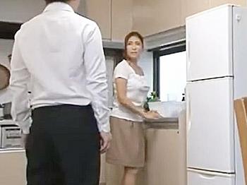 お母さん　台所　着衣sex　無修正 ◇母子相姦｜寝取り◇朝、父親が会社へ行くとキッチンで母親に迫るエロ息子。。関係を暴露すると脅され言いなり熟女ママです.. - 動画エロタレスト