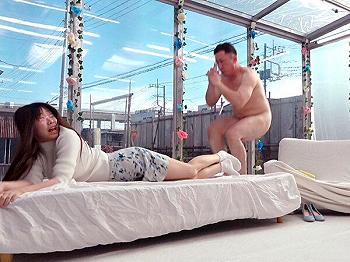 【MM号で即ハメ】 友達を待つ間にデカチンおじさんとバックで即ヤリ♡ 時間内に友達は来ず、ずっとヤられっぱなし！