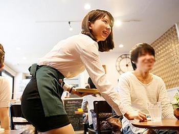 【素人】東京の人気のカフェで働いている看板女の子をナンパ＝＝お持ち帰り❤めちゃしゃぶってくれました＝