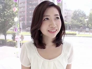 綺麗な奥さんをMM号に連れ込みチンポを見せると困りながらも発情して咥えて手マンで興奮すると3Pで感じまくる淫乱人妻！