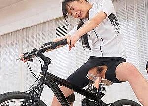 ピストンアクメ自転車でグイグイお んこに食い込んで アクメをキメルjd達