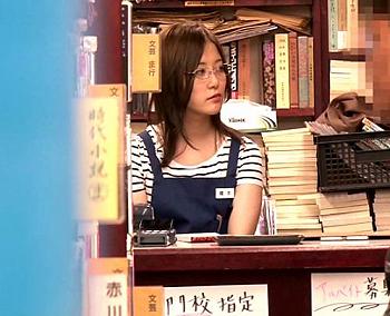 本屋でバイトする真面目で大人しい美少女JKが鬼畜な店長に媚薬を塗ったチンポで即ハメされてアヘ顔で痙攣するほどイキまくる！